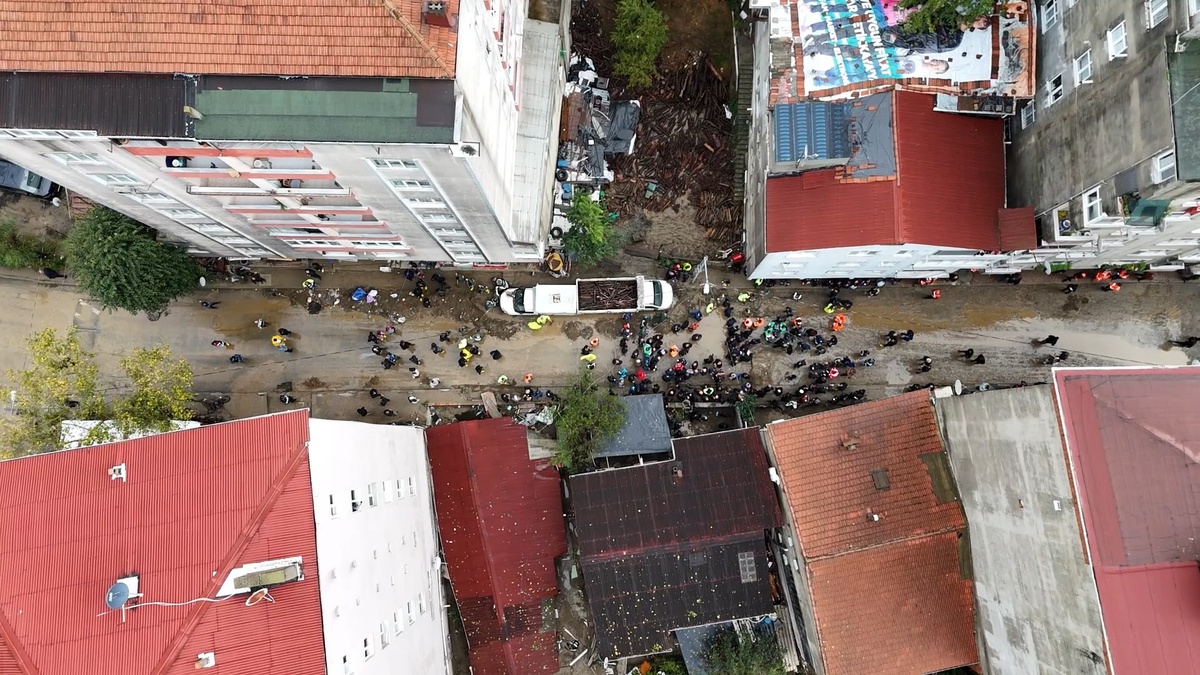 Sarıyer Ayazağa'da selin 3. gününde stadyum çamurla kaplandı, temizlik sürüyor