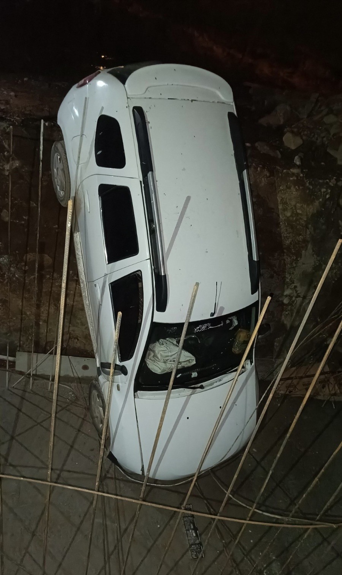 Siirt Pervari'de menfez çukuruna düşen otomobilde 2 kişi yaralandı.