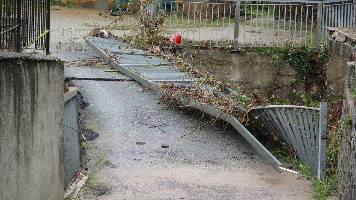 Şile Ahmetli'de dere taştı, bir binanın alt katını yaklaşık 2,5 metre su bastı
