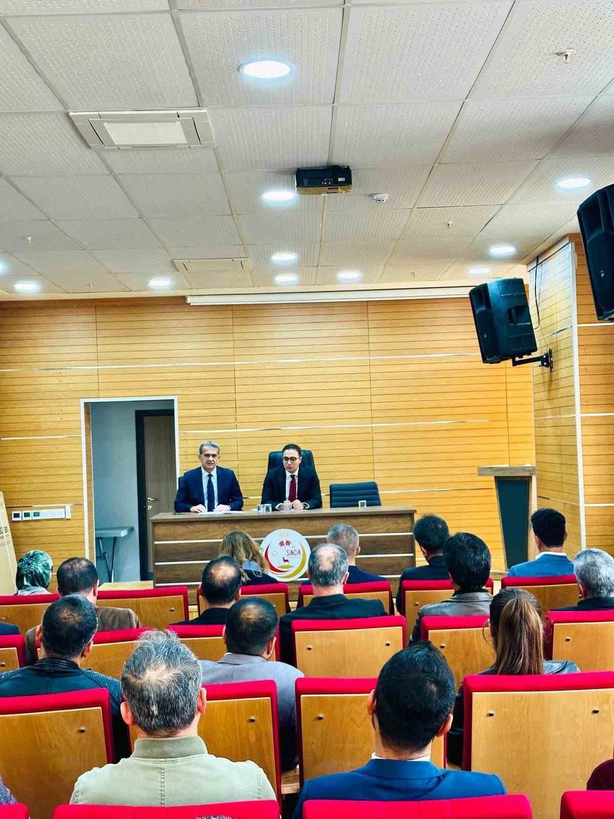 Sincik'te okulların eksikleri ve taşımalı eğitim Kaymakam başkanlığında görüşüldü