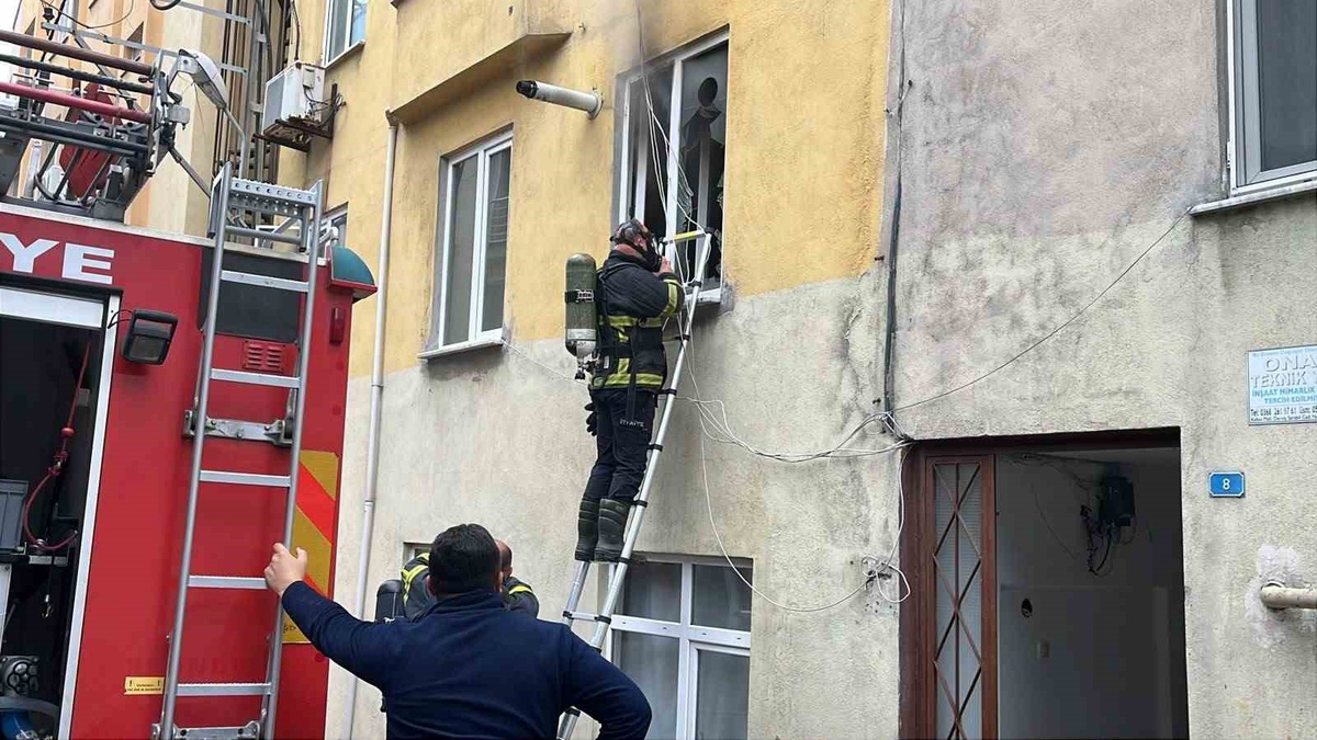 Sinop Kefevi'de kombinin kablosu eridi, evdeki yangın kısa sürede söndürüldü