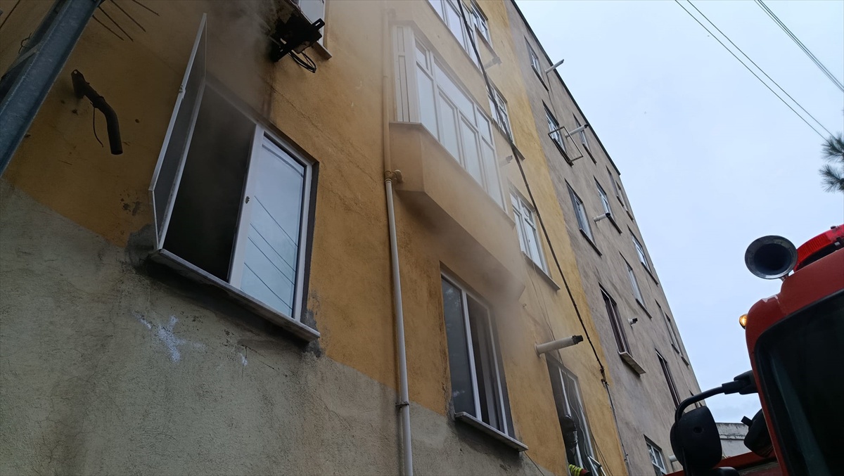 Sinop Kefevi Mahallesi'nde çıkan ev yangını söndürüldü, maddi hasar oluştu