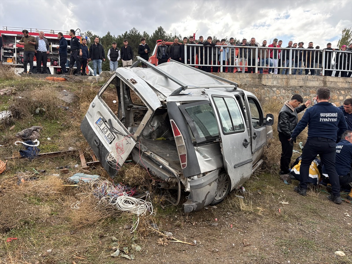 Sivas Suşehri'nde devrilen hafif ticari araçta 3'ü ağır 5 kişi yaralandı.