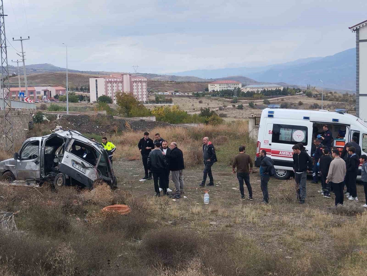 Sivas Suşehri'nde şarampole uçan hafif ticari araçta 3'ü ağır 5 kişi yaralandı