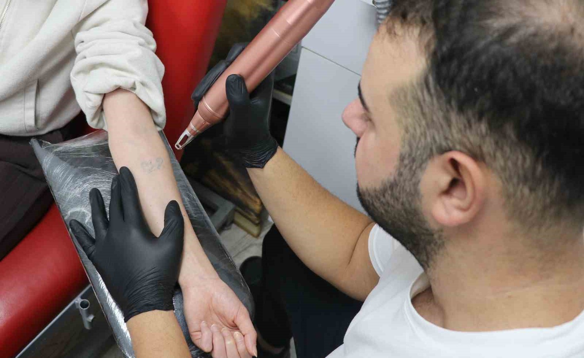 Sivas'ta dövme sanatçısı Mesci, dövme sildirme taleplerinin arttığını söyledi