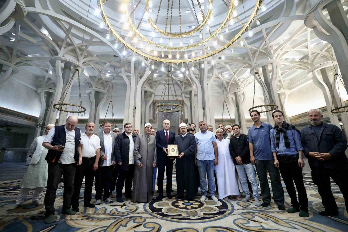 TBMM Başkanı Kurtulmuş, Roma İslam Merkezi'nde Müslümanlarla buluştu