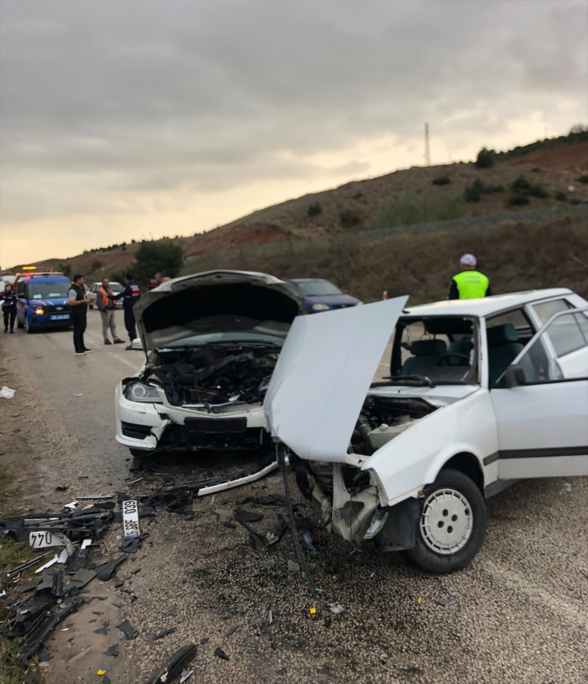 Tokat'ta Turhal-Zile kara yolunda iki otomobil çarpıştı, 5 kişi yaralandı
