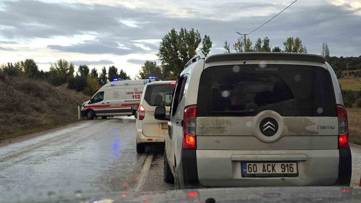 Tokat'ta Zile-Turhal kara yolunda iki otomobil kafa kafaya çarpıştı, 5 kişi yaralandı