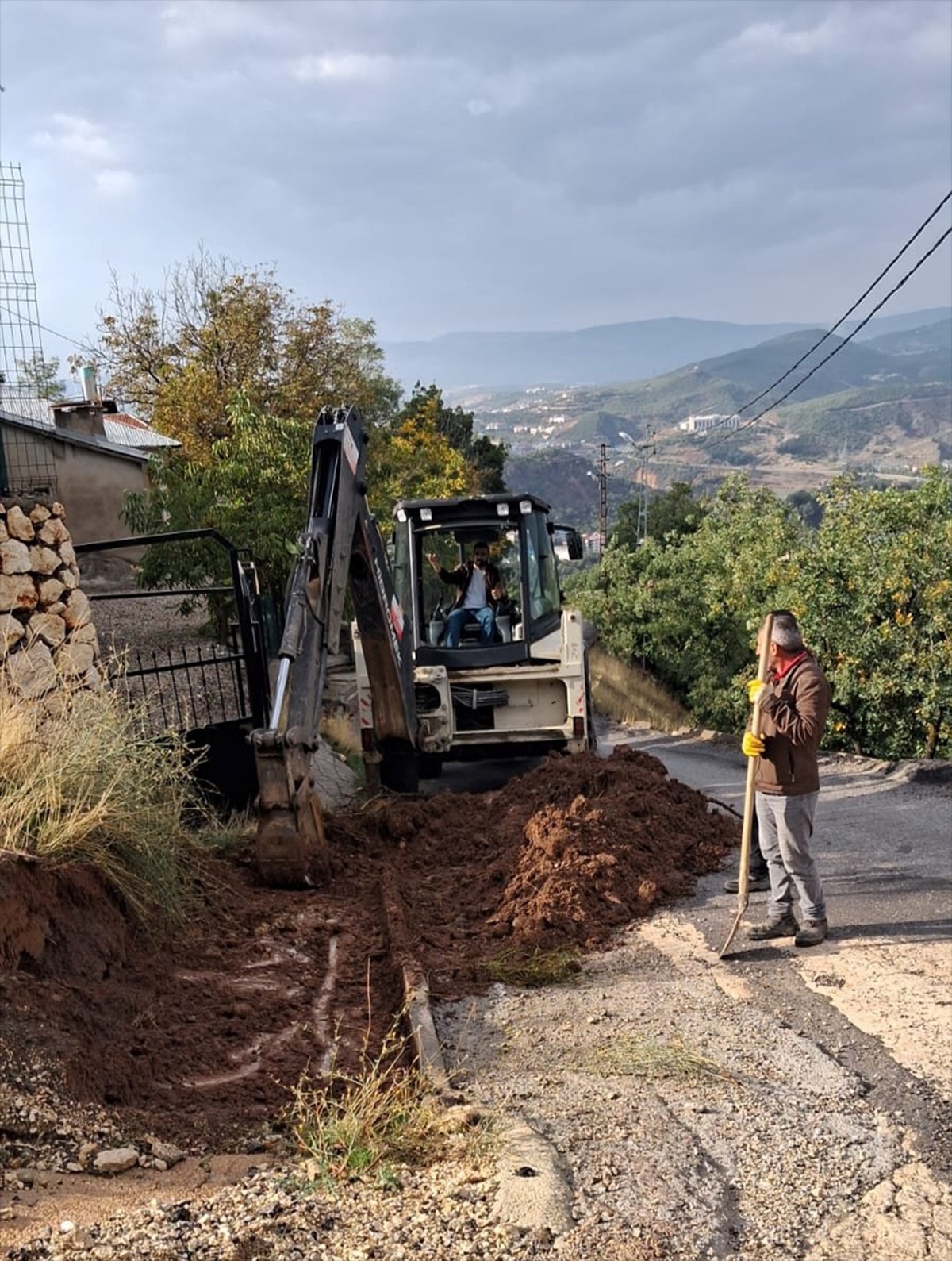 Tunceli'de belediye ekipleri sağanak sonrası aksaklıkları iki gündür sahada gideriyor.