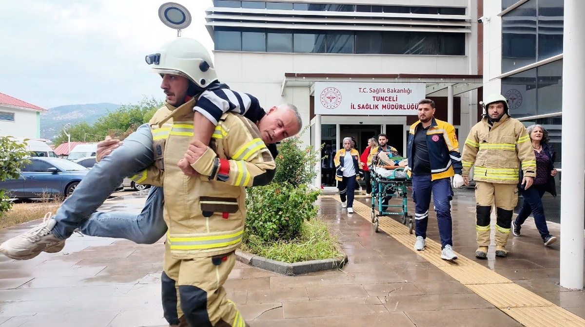 Tunceli'de sağlık binalarında deprem ve yangın tatbikatında iki kişi kurtarıldı