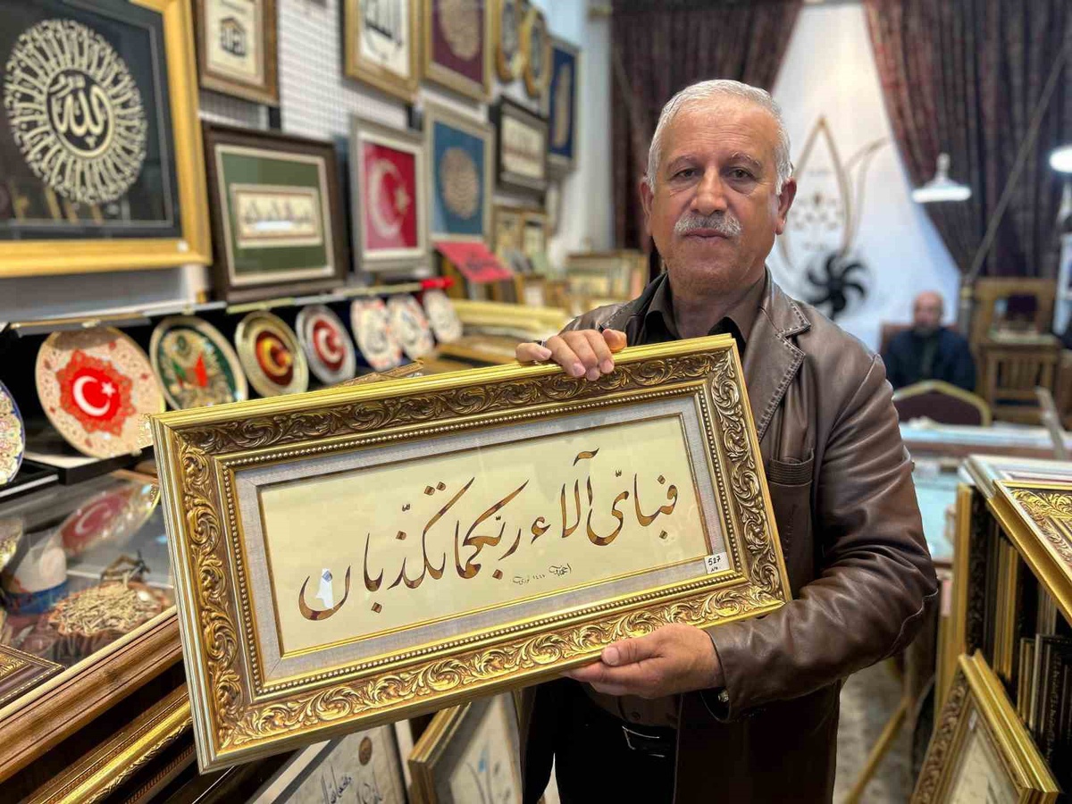 Vanlı hattat Koyuncu, 2004-2005'te başladığı hat sanatını öğrencilere aktarıyor