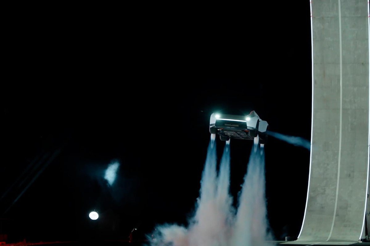 Yollar ona yetmedi! Elon Musk uçan Tesla’yı tanıttı
