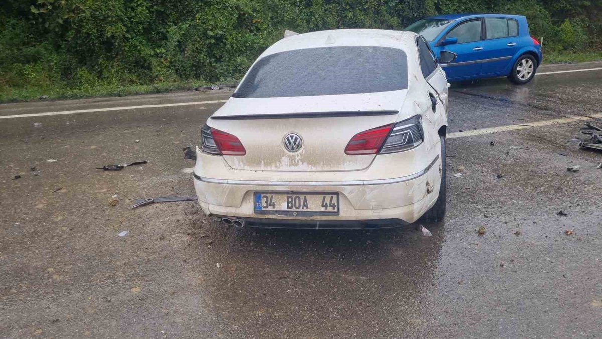 Zonguldak Çaycuma'da otomobil bariyerlere çarptı, sürücü hastaneye kaldırıldı