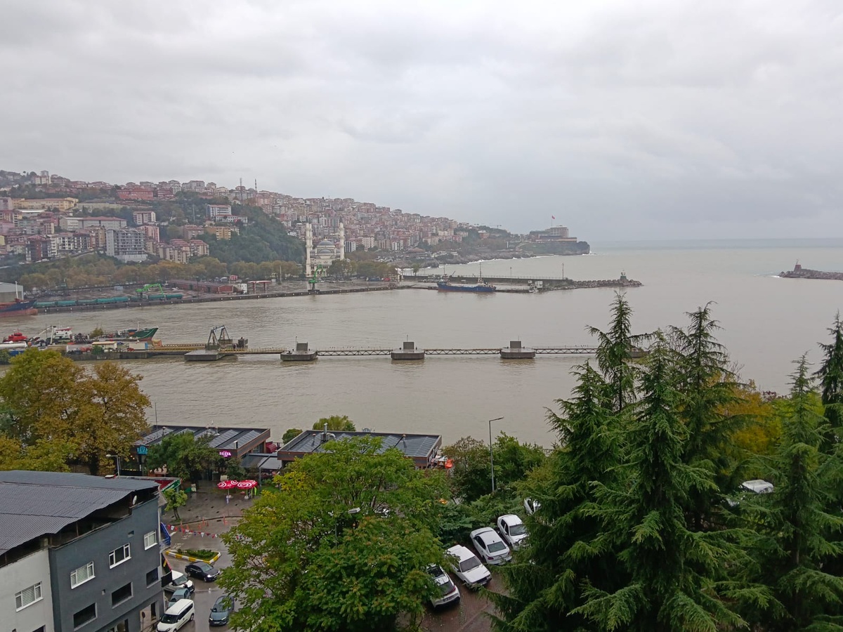 Zonguldak'ta sağanak denizi kahverengiye çevirdi, eğitime 2 gün ara verildi