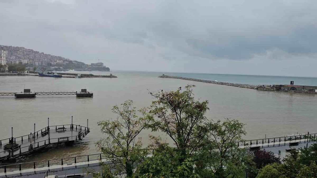 Zonguldak'ta sağanak sonrası derelerden denize taşınan çamur limanı sarıya çevirdi
