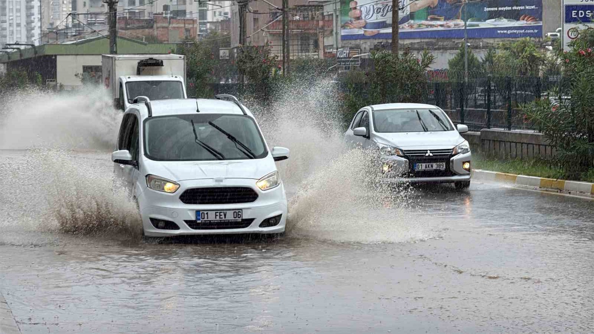 Adana'da sağanak Sarıçam ve Yüreğir'de su baskınlarına yol açtı
