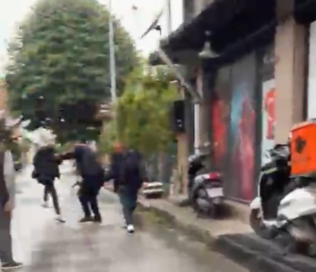 Adapazarı'nda dolandırıldığını iddia ettiği kişiyi sokak ortasında vurdu, ardından 112'yi arayıp kendini ihbar etti