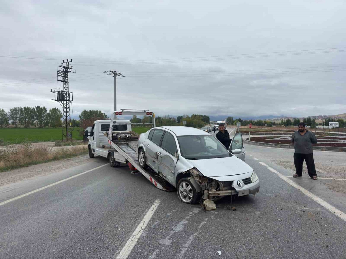 Afyonkarahisar Emirdağ'da refüje giren otomobilin sürücüsü hafif yaralandı