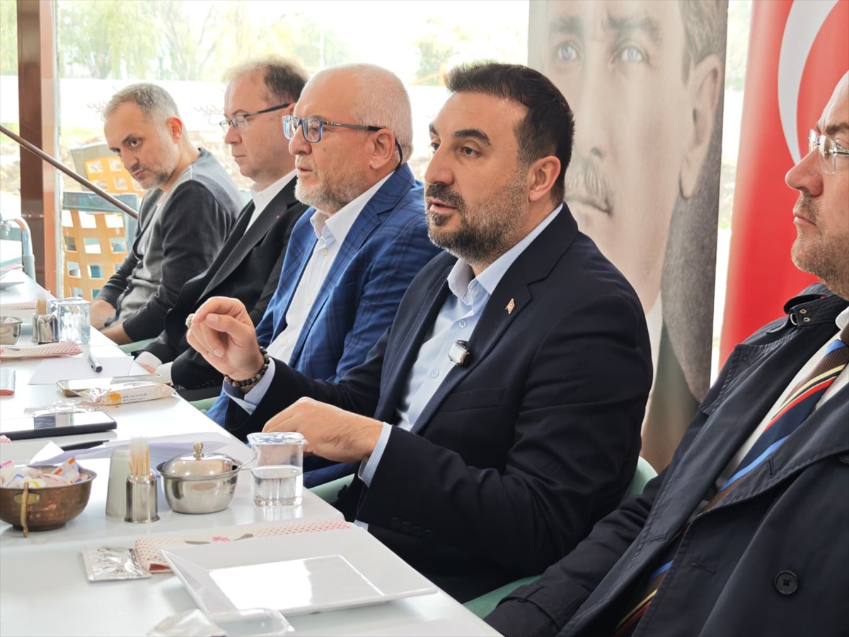 Kavak, kentteki basın mensuplarıyla bir araya geldi