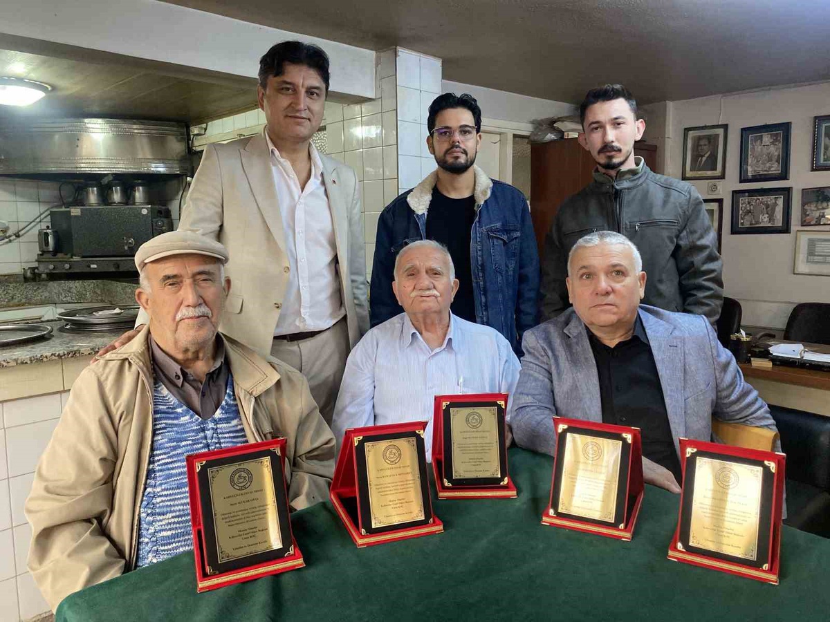 Alaşehir Kahveciler Odası, ahilik töreninde 55 yıllık kahveciye plaket takdim etti