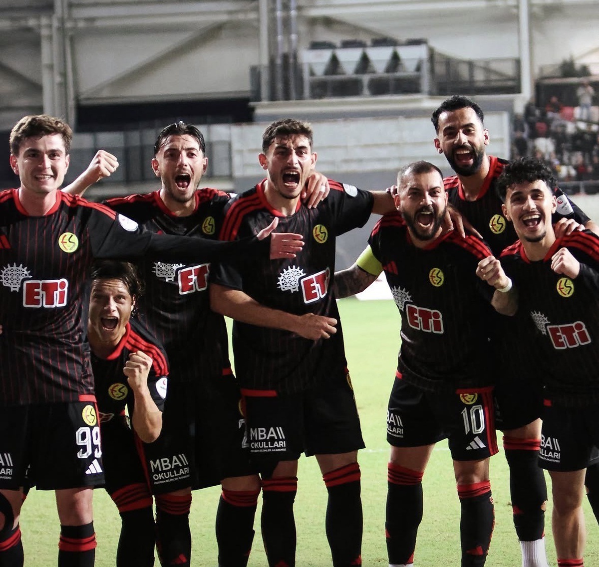 İzmir derbisinde Altay, Eskişehirspor'a 4-1 mağlup oldu
