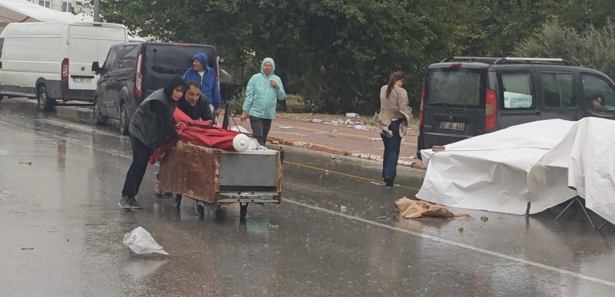 Antalya'da ani fırtına semt pazarında tenteleri yere serdi, esnaf zor anlar yaşadı