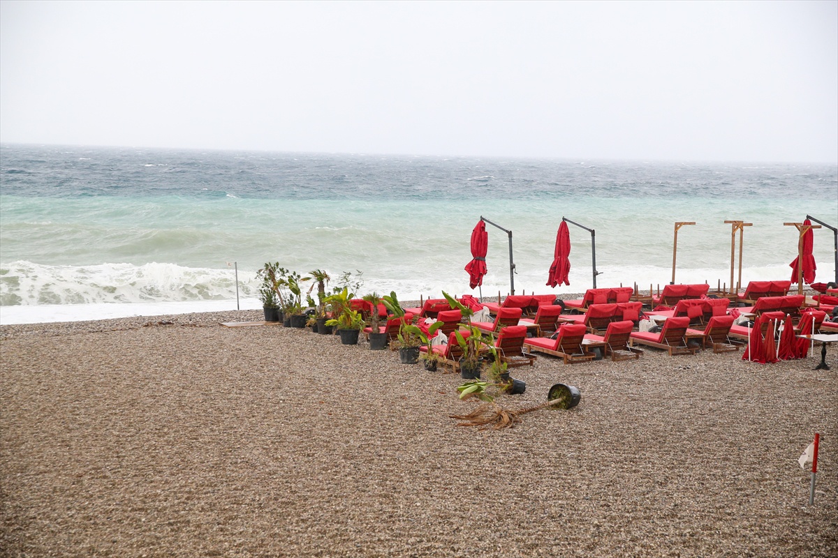 Antalya'da sağanak ve fırtına etkili oldu, Konyaaltı Sahili'nde deniz turkuaza döndü