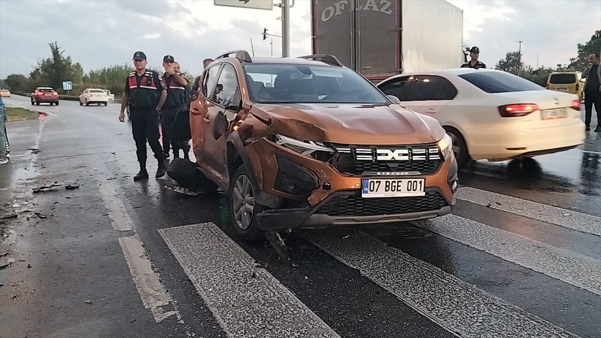 Antalya Manavgat'ta kamyonun çarptığı otomobil pikaba çarptı, 2 kişi yaralandı