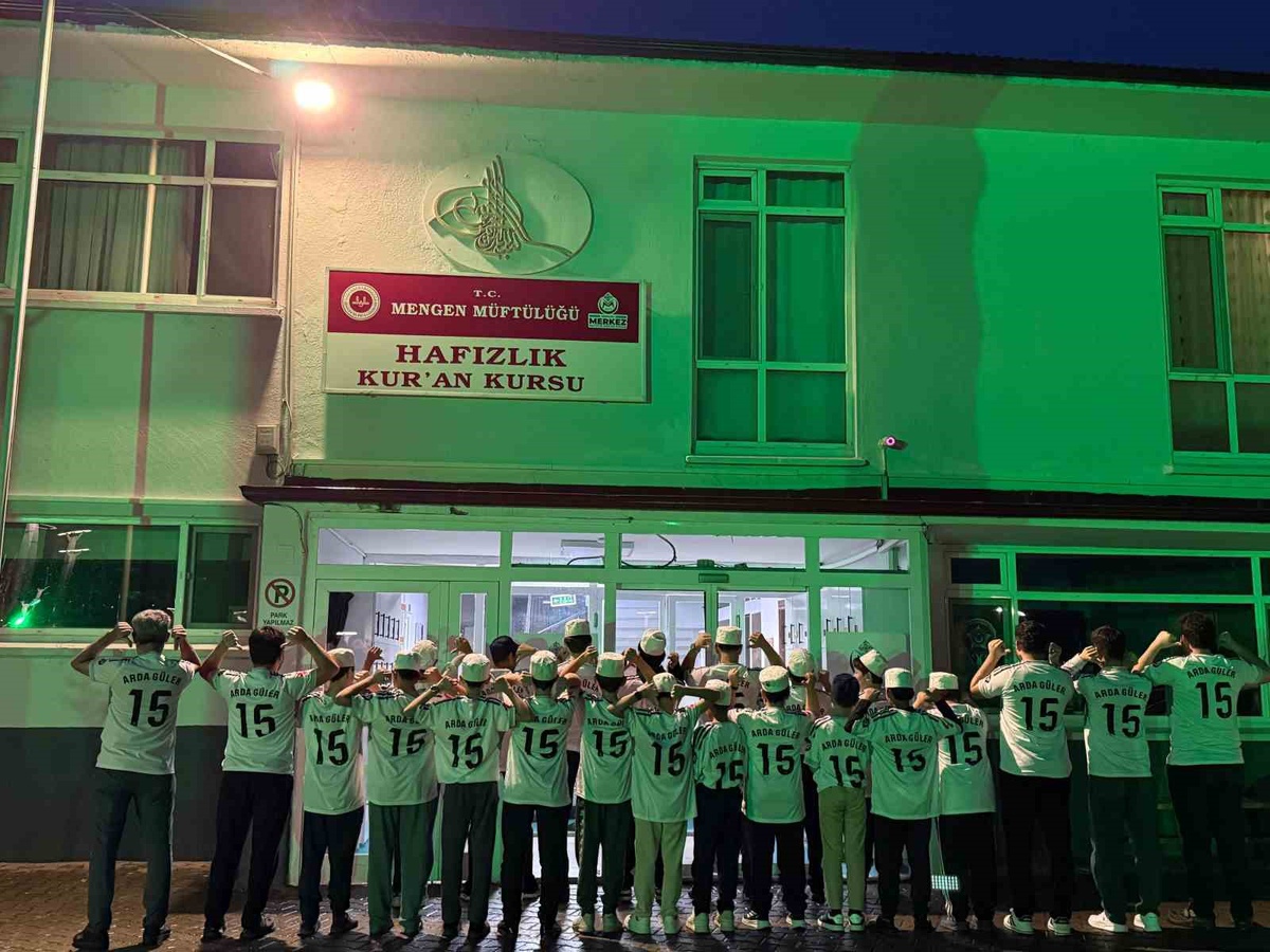 Arda Güler, Bolu Mengen'de hafızlık öğrencilerine imzalı formasını gönderdi