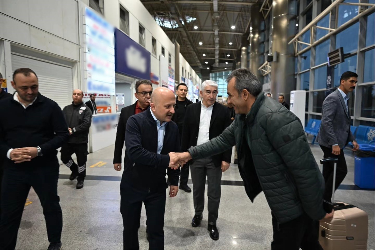 Aydın Valisi Varol, otobüs terminalinde yolcularla sohbet edip iyi yolculuklar diledi