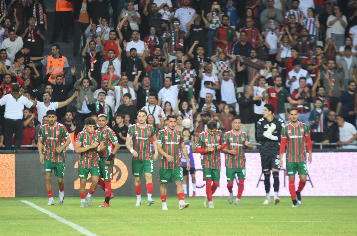 Ayvalıkgücü Belediyespor, yarın zirve mücadelesinde Karşıyaka'yı konuk edecek