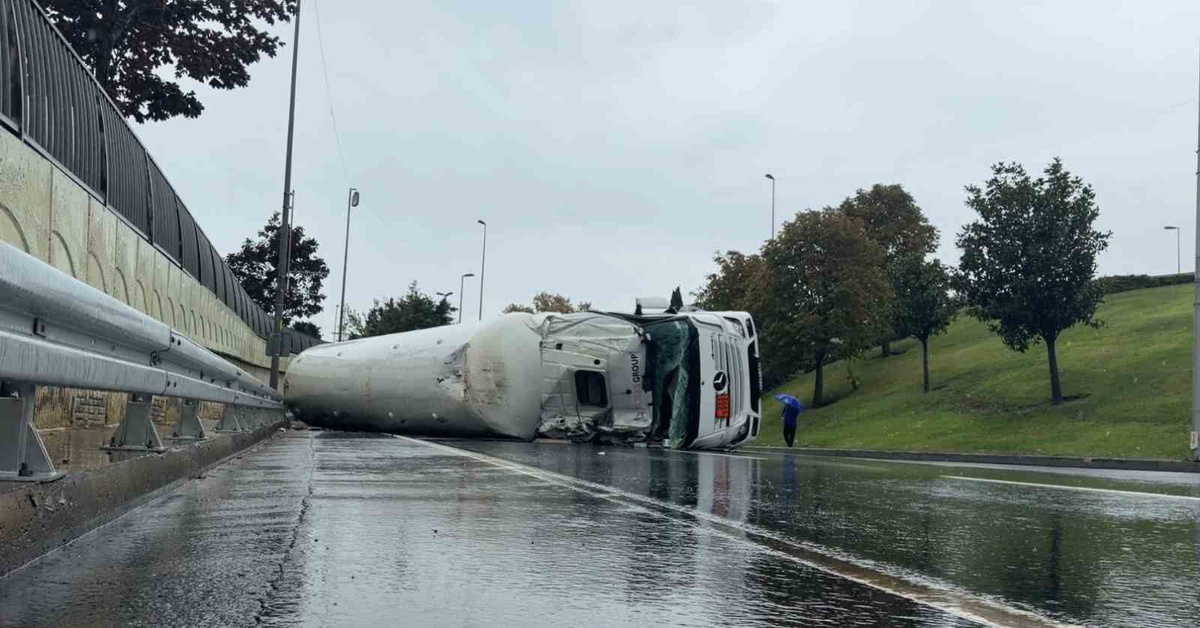 Bakırköy'de LNG yüklü tanker devrildi, sürücü yaralandı, yol trafiğe kapatıldı