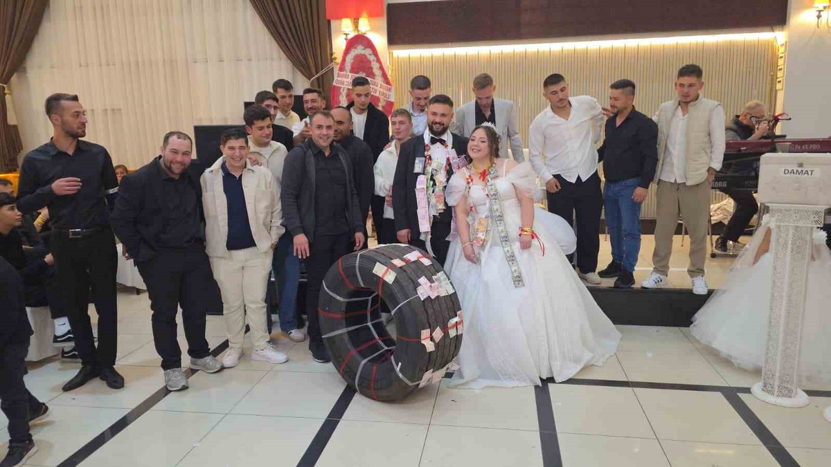 Bandırma'da tır şoförü damada sıra dışı takı! Sağdıçlar düğünde yaklaşık 25 bin TL'lik tır lastiği taktı