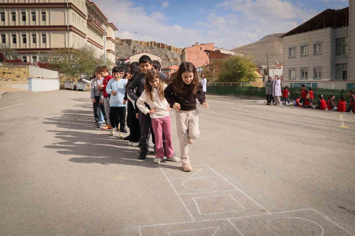 Bayburt Cumhuriyet İlkokulunda geleneksel oyun etkinlikleri düzenlendi