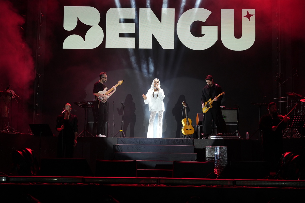 Bengü, Diyarbakır'daki Kültür Yolu Festivali'nde Nevruz Park'ta sahne aldı