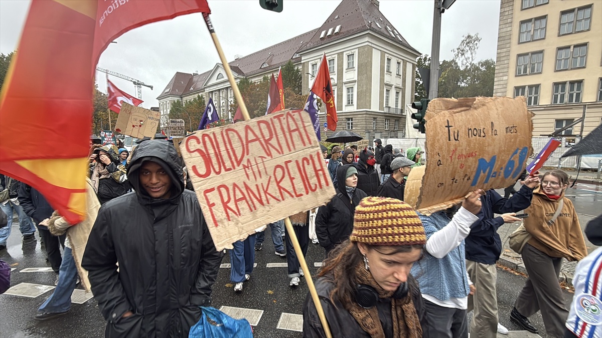Berlin'de yaklaşık 300 öğrenci, Fransa'daki eğitim eylemlerine destek için yürüdü