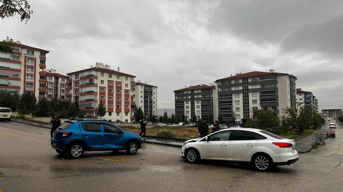 Beypazarı'nda iki otomobil çarpıştı, bir kız çocuğu gözetim altına alındı