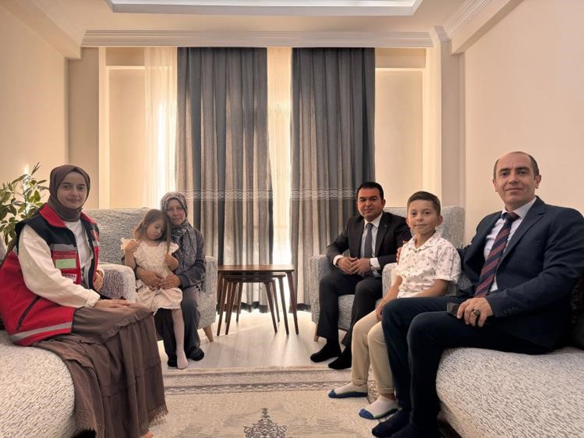 Bilecik'te işitme engelli Ali ve ailesi, İşitme Engelliler Haftası'nda ziyaret edildi