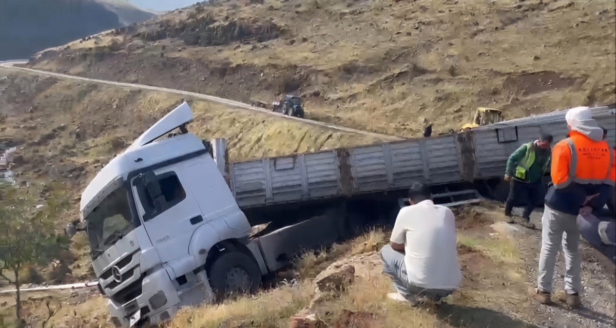 Bingöl Solhan'da rampayı çıkamayan tır geri kayarak uçurum kenarında asılı kaldı
