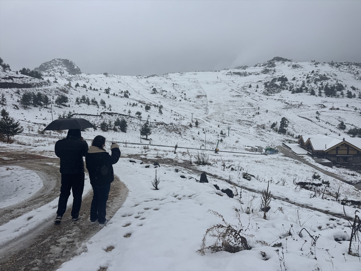 Bolu'nun yüksek kesimlerinde aralıklarla süren kar 5 santimetreye ulaştı