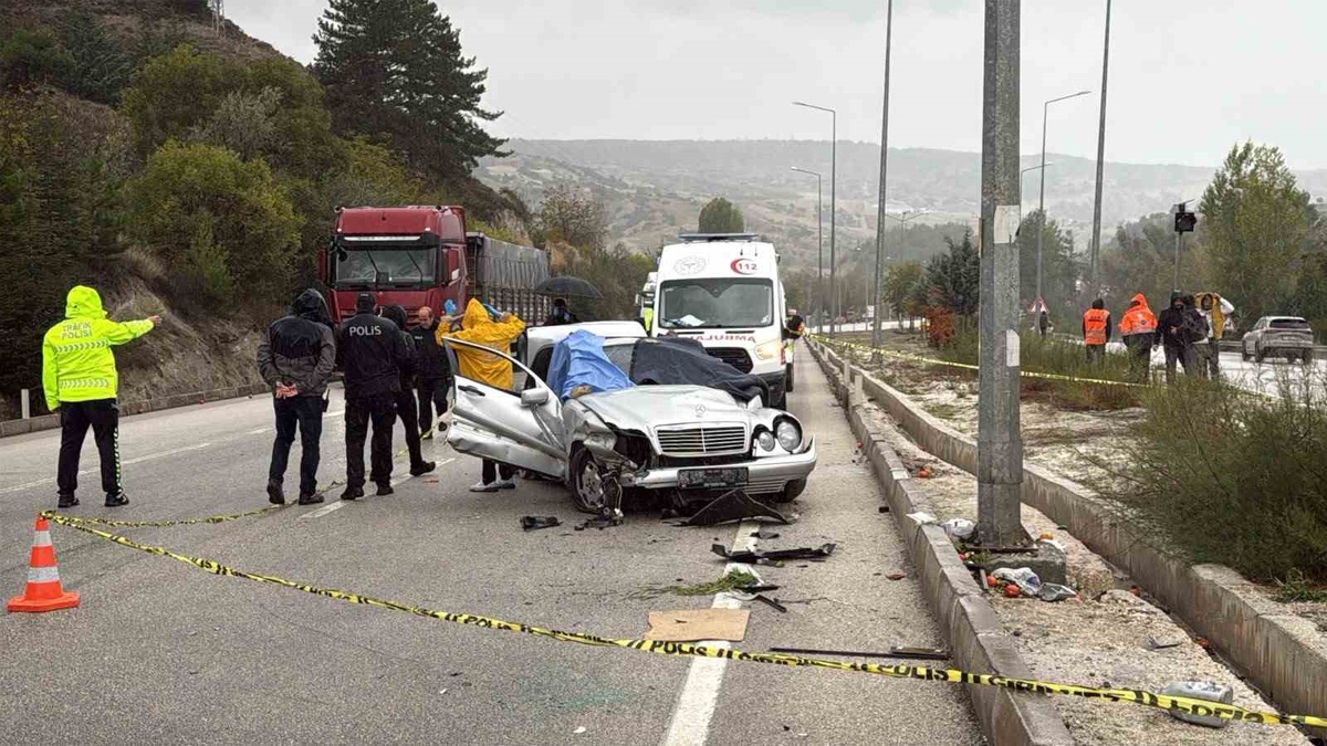 Burdur-Antalya yolunda takla atan otomobilde sürücü öldü, 4 kişi yaralandı