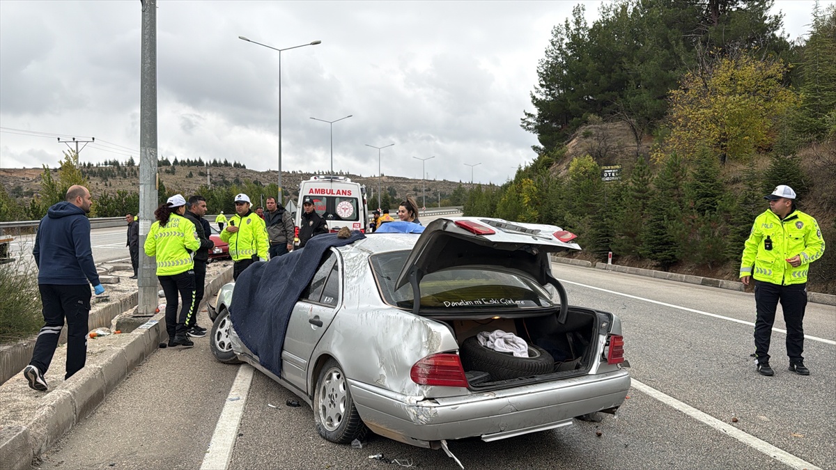 Burdur'da bariyere çarparak devrilen otomobilde sürücü öldü, 4 kişi yaralandı