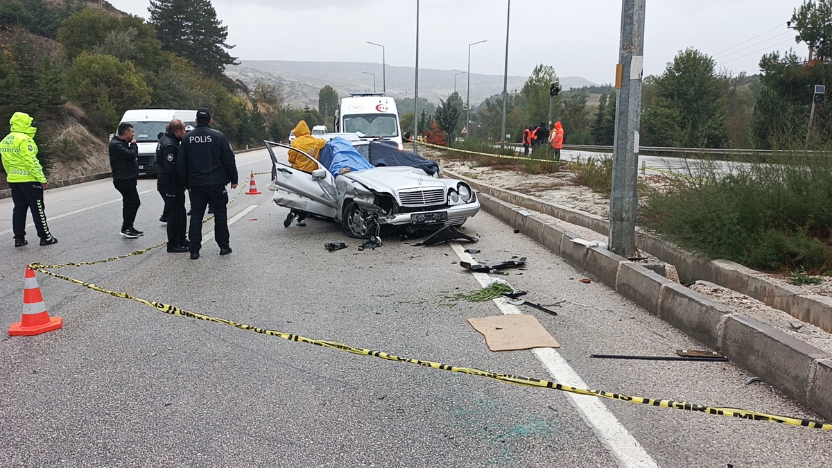 Burdur'da düğün yolunda kaza meydana geldi, 1 kişi öldü, 4 kişi yaralandı
