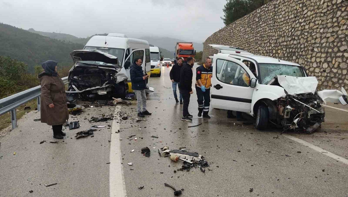 Bursa'da minibüsle çarpışan otomobilde 80 yaşındaki kadın öldü, 10 kişi yaralandı