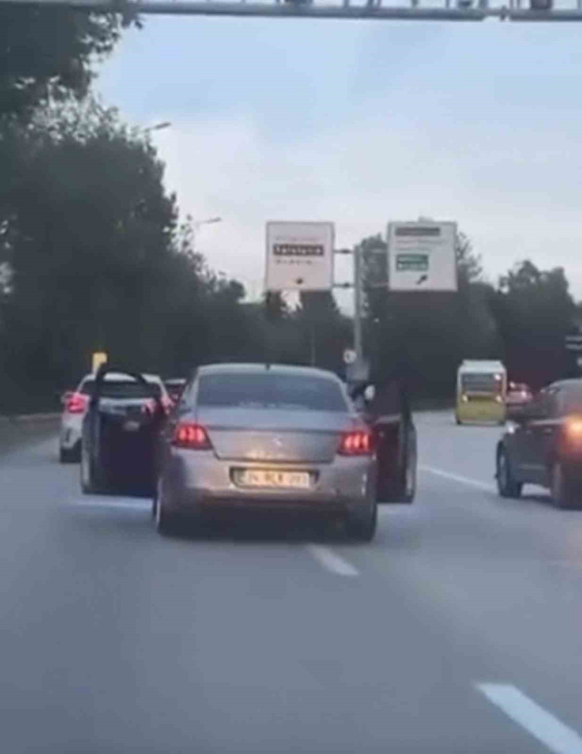 Bursa'da trafikte tehlikeli anlar! Sürücü ve yolcu, seyir halindeki otomobilin ön kapılarını açtı