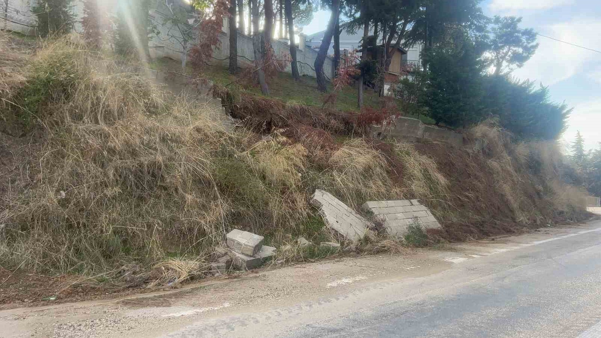 Bursa Mudanya'da iddiaya göre istinat duvarı yıkıldı, beton bloklar yola düştü