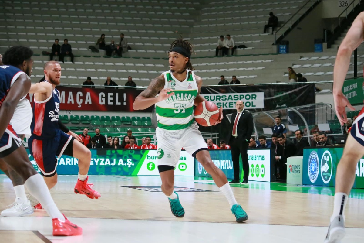 Bursaspor Basketbol, sahasında Bahçeşehir Koleji'ne 90-80 mağlup oldu