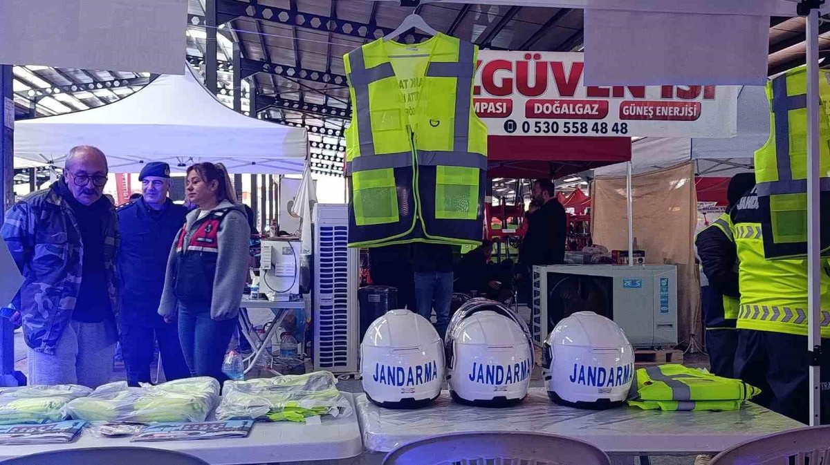 Denizli Çivril'de jandarma trafik güvenliği için reflektörlü yelek dağıttı