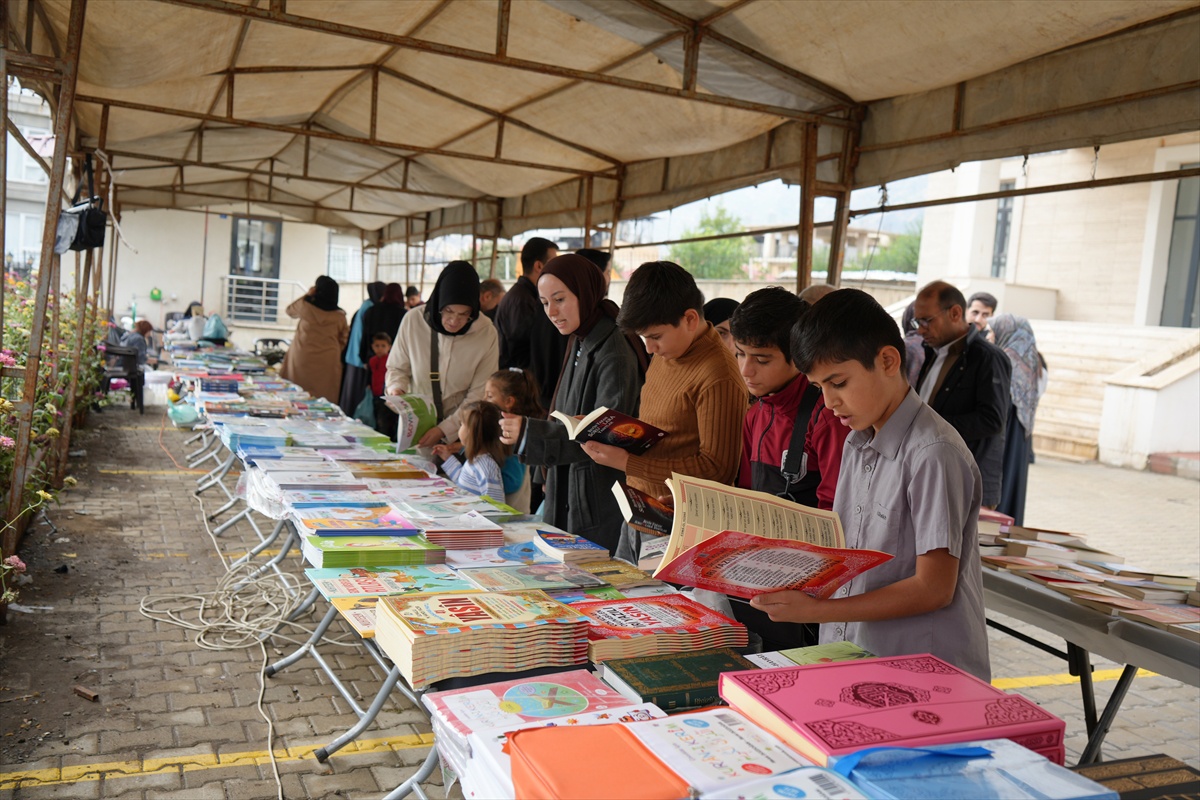 Derecik'te ikinci kitap fuarı başladı, 2 bin 500'den fazla eser okurla buluştu