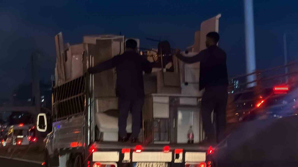 Diyarbakır'da iki kişi eşya düşmesin diye kamyonet kasasına tutunup ilerledi